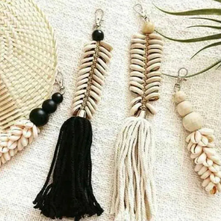 Hermi Seashell Tassels in Black